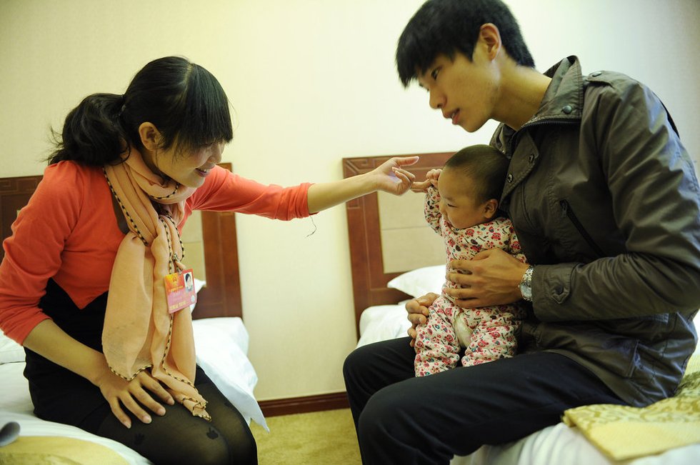 最美孕婦彭偉平帶著7個月大的孩子參加兩會