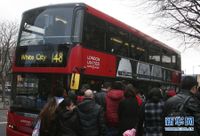 12月26日在倫敦人們排隊乘坐公共汽車