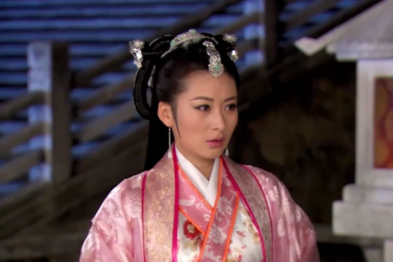 崔麗(古裝創意劇《新洛神》中的角色,由演員楊亞飾演) 崔麗(古裝創意劇《新洛神》中的角色,由演員楊亞飾演)
