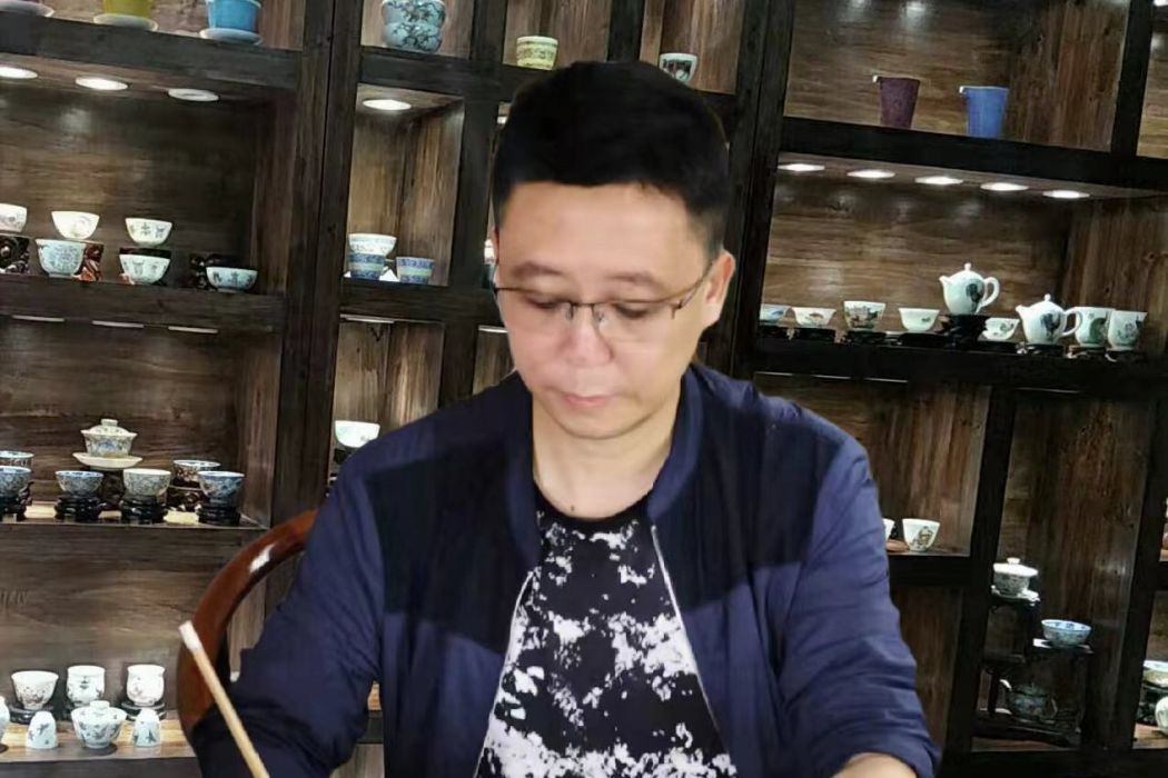 黃國平(九琺堂陶瓷主理人,景德鎮市非物質文化遺產傳承人) 黃國平(九琺堂陶瓷主理人,景德鎮市非物質文化遺產傳承人)
