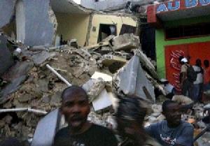 地震後房屋倒塌，海地民眾驚慌失措