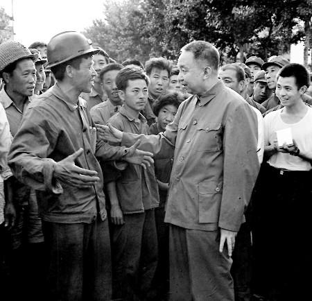 1976年，華國鋒同志慰問唐山地震災區人民