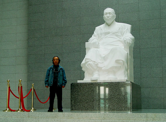 （4）朱尚熹與雕像《金九先生》