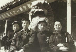 楊克冰（右2）與全國婦女代表大會代表合影