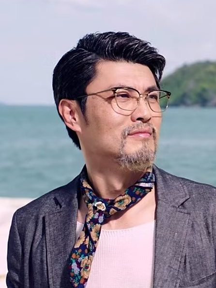 梁友德(電影《李茶的姑媽》中的角色) 梁友德(電影《李茶的姑媽》中的角色)