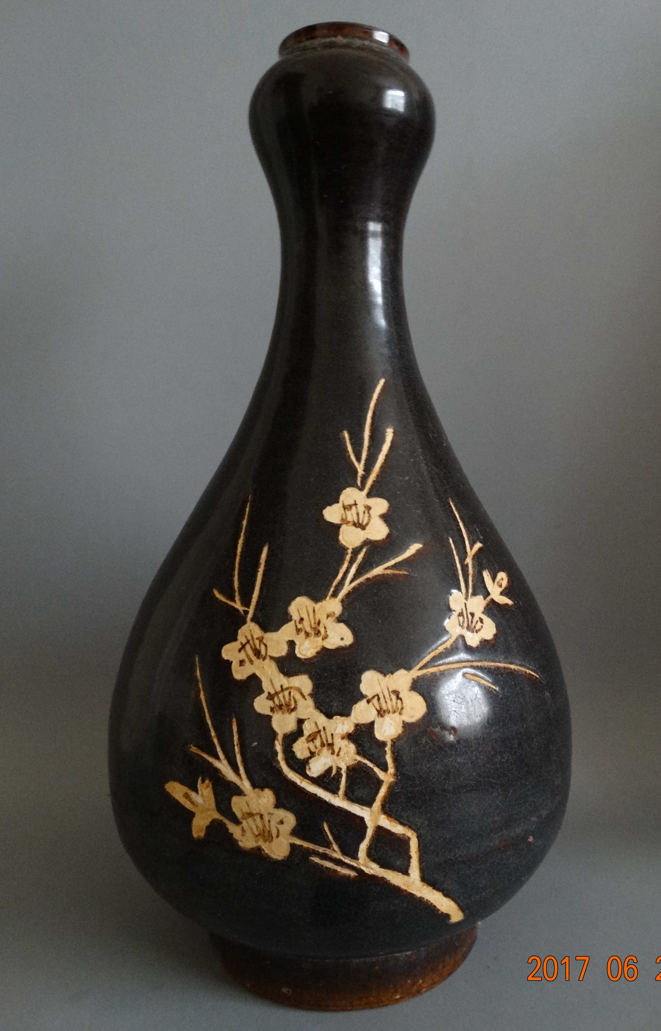 南宋吉州窯黑釉梅紋蒜頭瓶