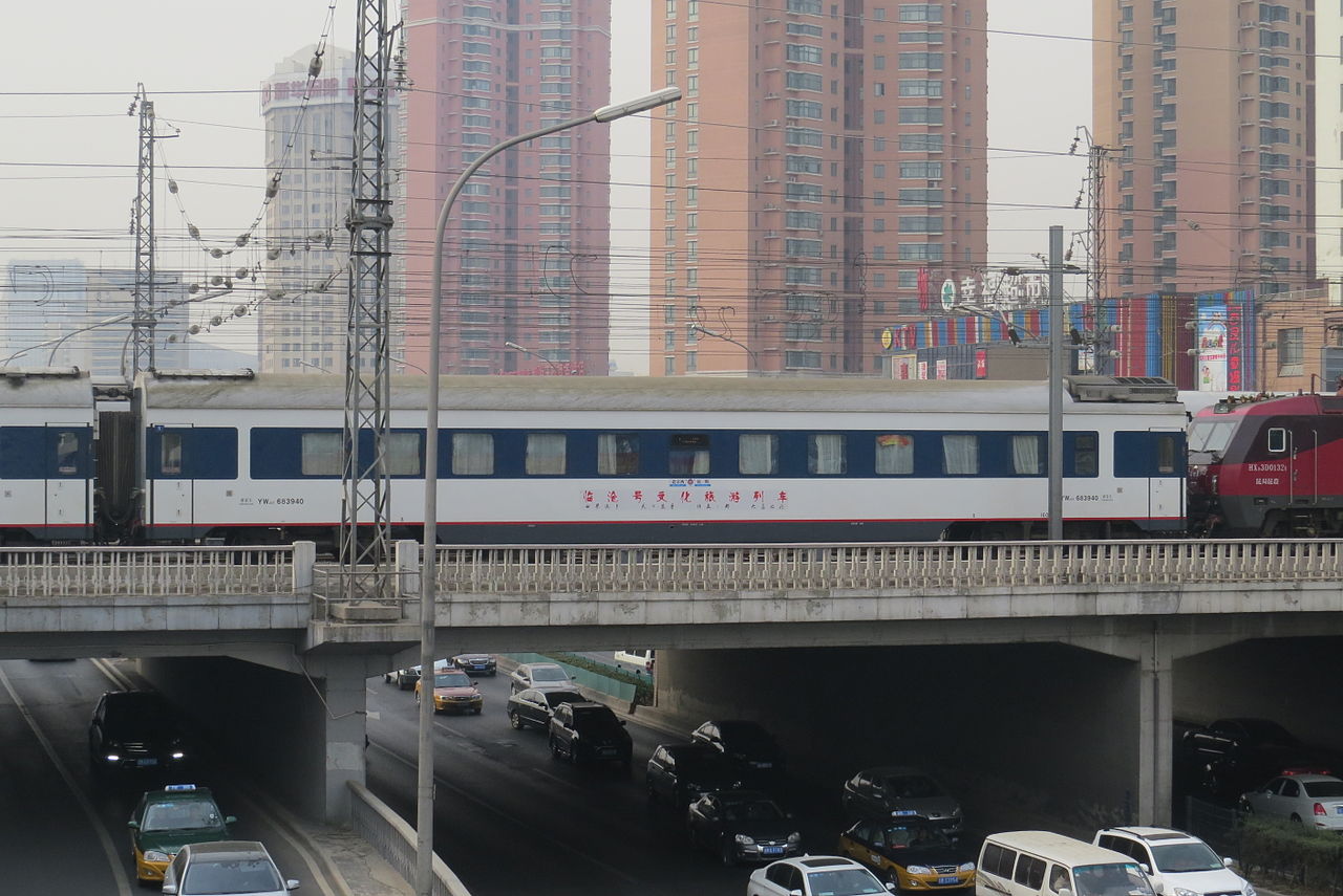 Z53次列車駛離北京西站通過蓮花橋