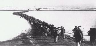 跨過鴨綠江的志願軍戰士