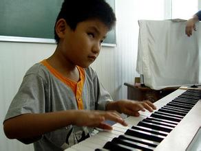 彈鋼琴的盲童
