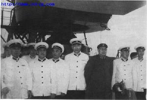 吳瑞林(左2)在貴陽號護衛艦上.jpg