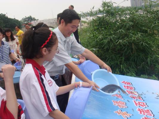 學生參與漁業資源增殖放流活動