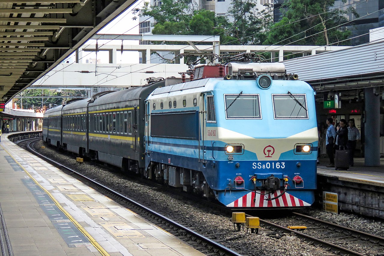 韶山8型0163號機車牽引京九直通車通過港鐵九龍塘站