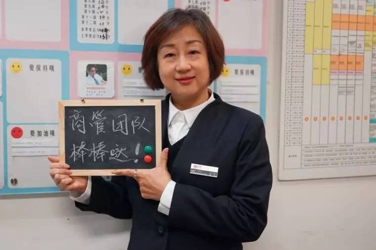 吳影(上海美羅城商場管理部經理) 吳影(上海美羅城商場管理部經理)