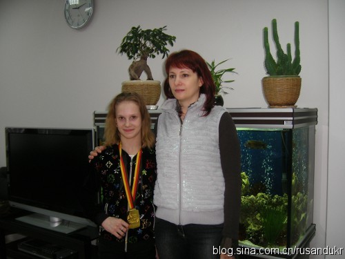 安娜·德門蒂耶娃（左）