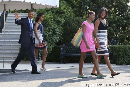 歐巴馬小女兒身背“彩虹”包十分引人注目