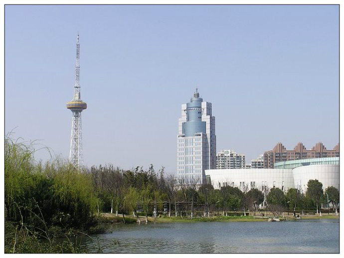 夏陽湖畔遠望青浦電視塔