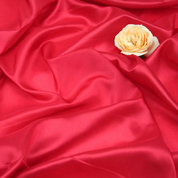 絲綢(用蠶絲或人造絲純織或交織而成的織品總稱)