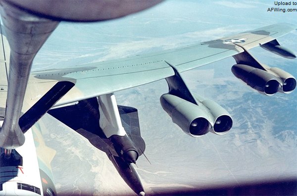 正在進行空中加油的 B-52H 載機