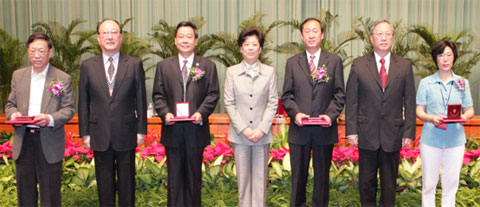 2006年陳至立國務委員等國家領導人給4位獲獎人頒獎