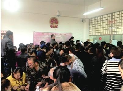 雲岩區民政局擠滿了前來離婚的村民