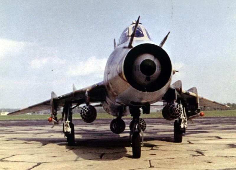 蘇-22M原型機，翼下掛載火箭巢和R-13空空飛彈
