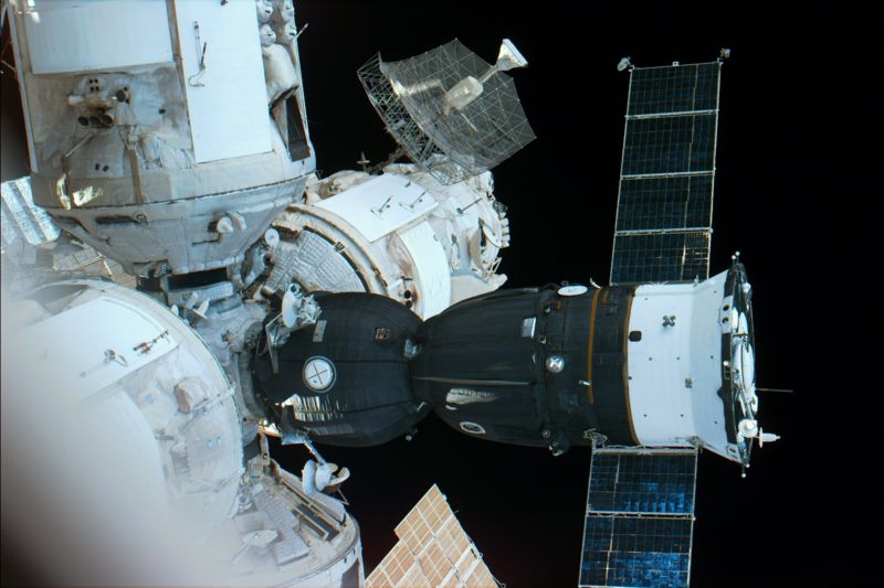 從亞特蘭蒂斯號窗內拍攝的聯盟號與空間站