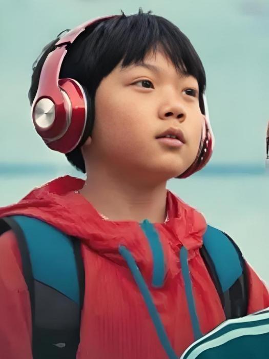 鄒偉(電影《超級望望》中的配角,由李慶譽飾演) 鄒偉(電影《超級望望》中的配角,由李慶譽飾演)