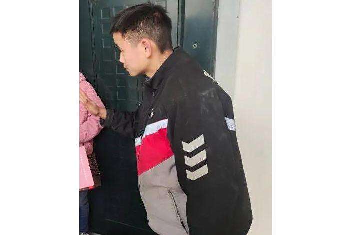 蔡紅衛(浙江杭州順豐快遞員,反詐志願者,因幫助老人避免詐欺獲表彰。) 蔡紅衛(浙江杭州順豐快遞員,反詐志願者,因幫助老人避免詐欺獲表彰。)
