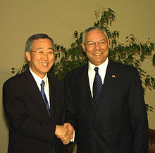 2004年與韓國時任外長潘基文握手合影