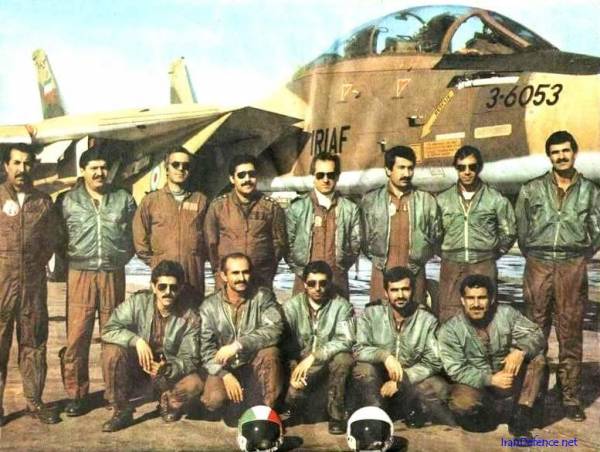 巴列維國王時期與F-14合影的在役飛行員們