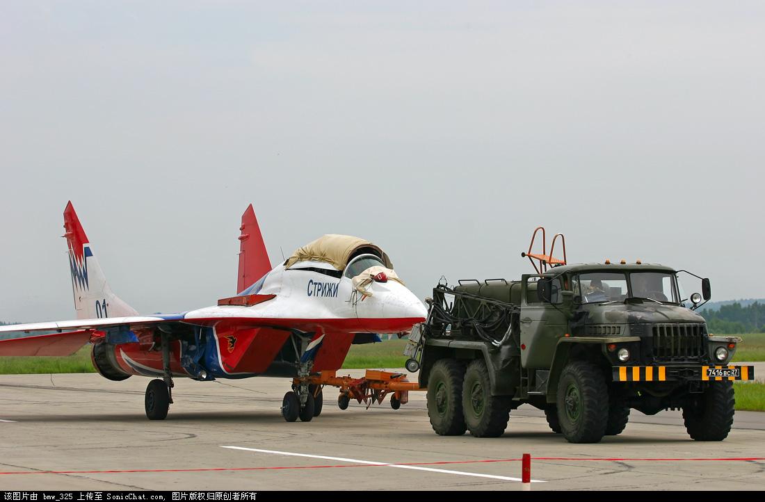 拖曳米格-29的烏拉爾-375