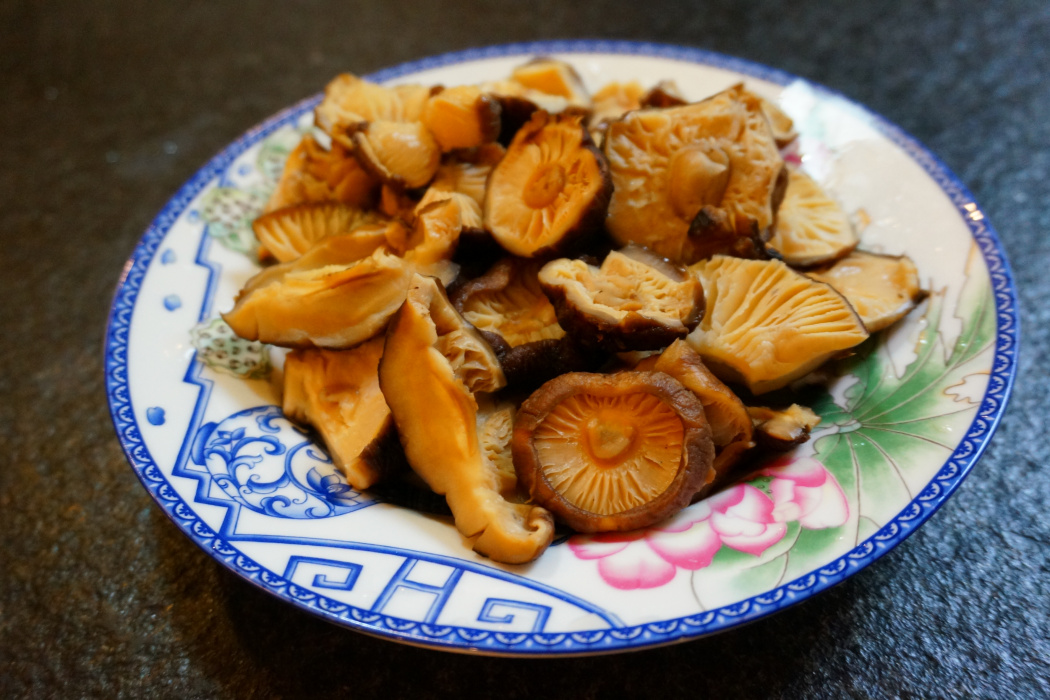 油燜花菇 油燜花菇