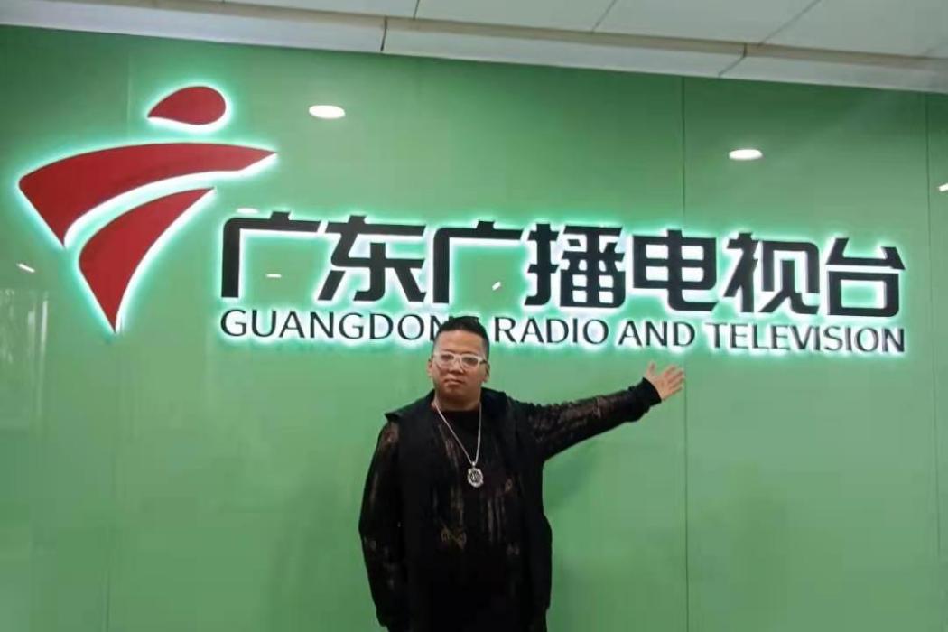 吳泳(電視劇《72家房客》中的人物,由刀疤強飾演) 吳泳(電視劇《72家房客》中的人物,由刀疤強飾演)