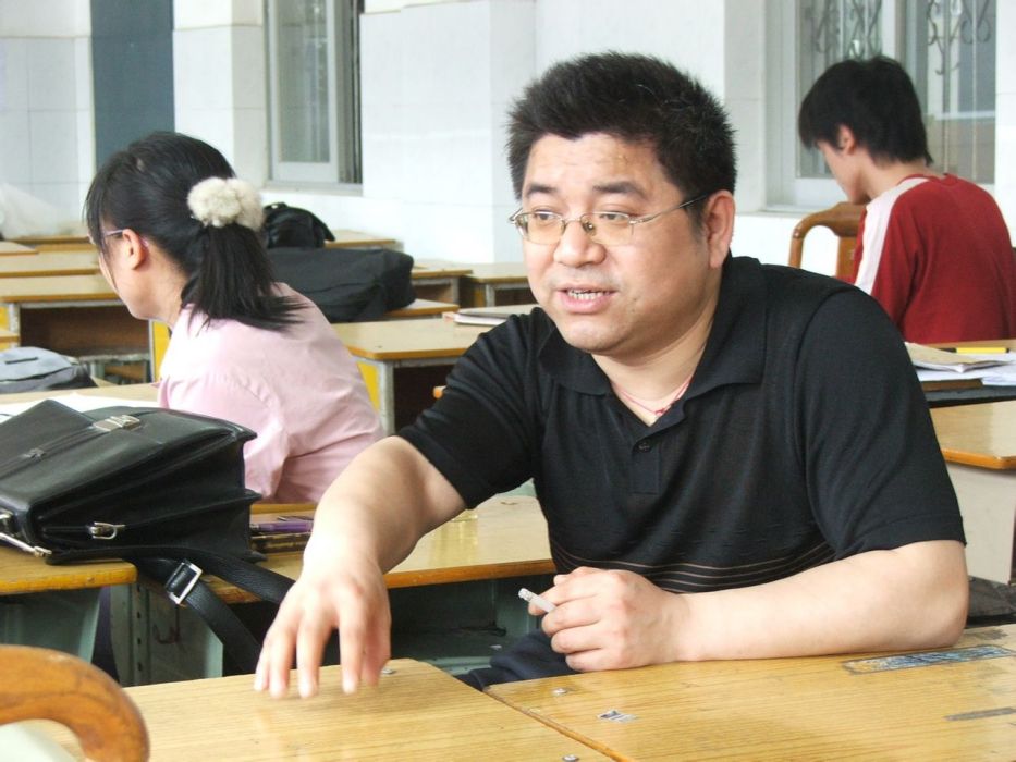 覃兵(湖南師範大學教科院教育系副教授) 覃兵(湖南師範大學教科院教育系副教授)