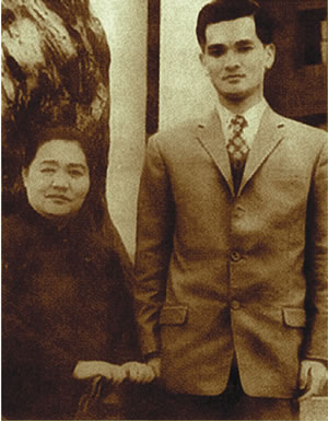 青年連戰與母親趙蘭坤合影