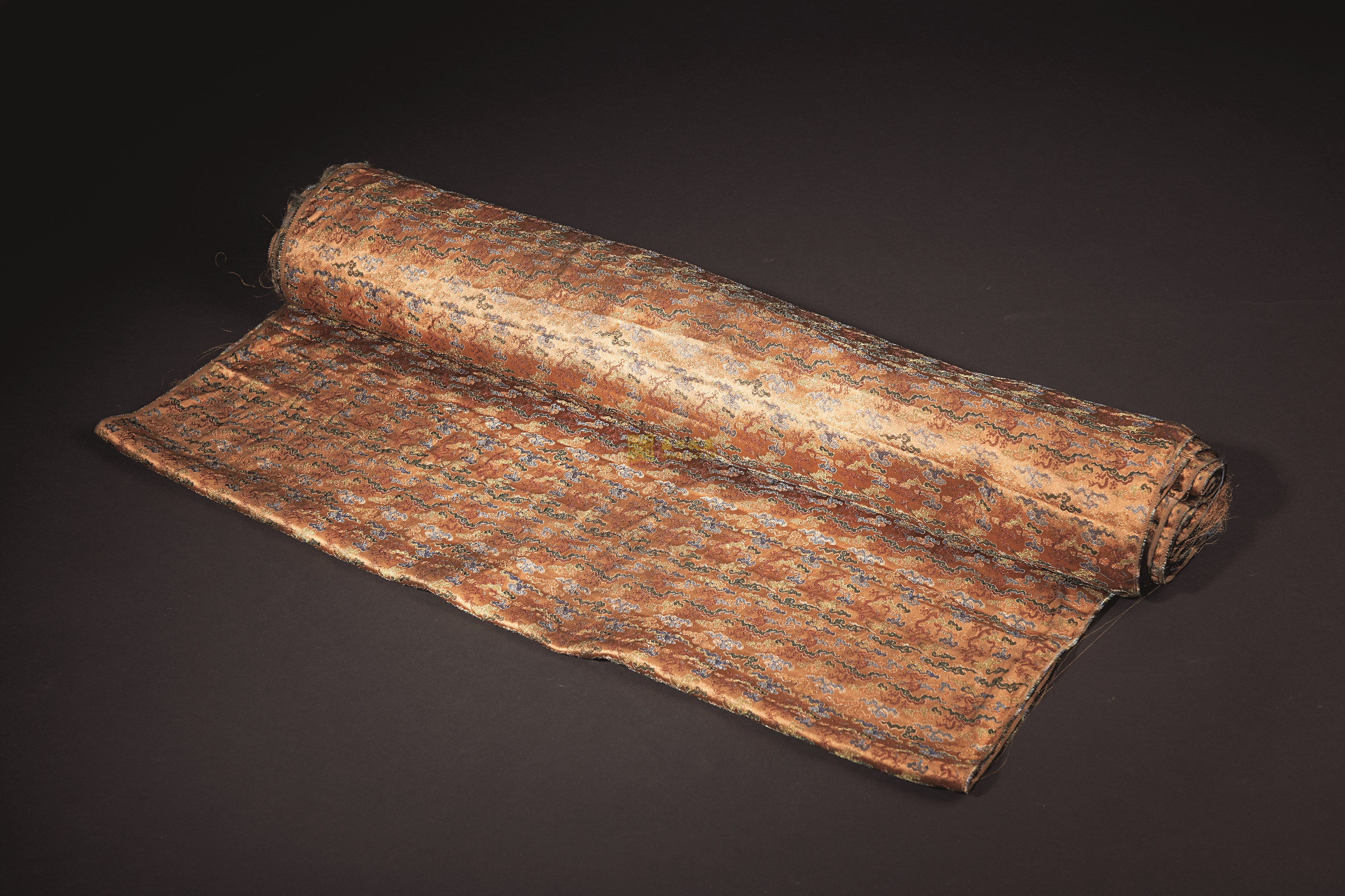 絲綢(用蠶絲或人造絲純織或交織而成的織品總稱)