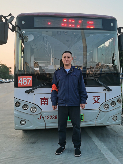 鄭榮華(南京江北新區公交客運有限公司駕駛員) 鄭榮華(南京江北新區公交客運有限公司駕駛員)