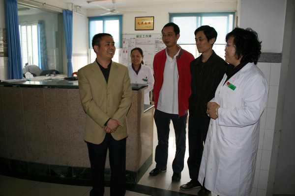 陳玉春（左一）在內江市第六人民醫院調研