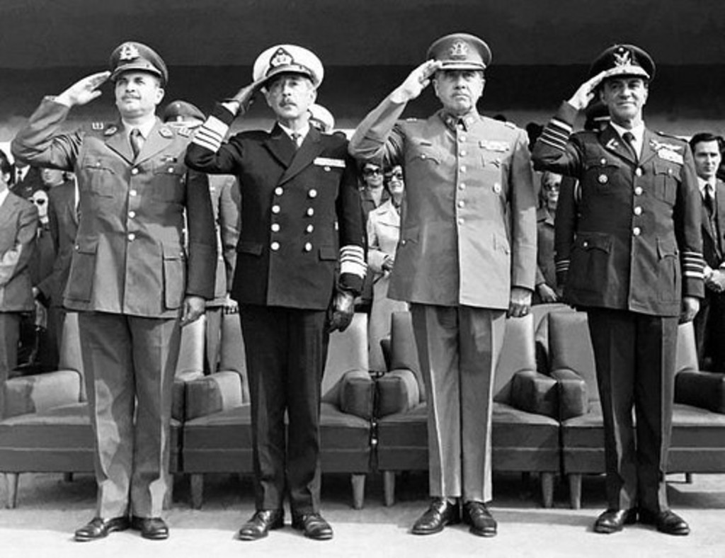 軍事執政委員會成員，從左至右第二個是梅里諾