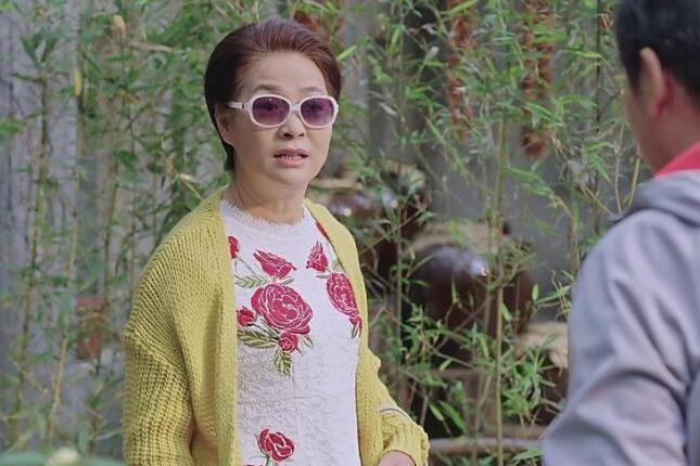 艾靜(現代都市劇《老爸當家》中的女配角) 艾靜(現代都市劇《老爸當家》中的女配角)