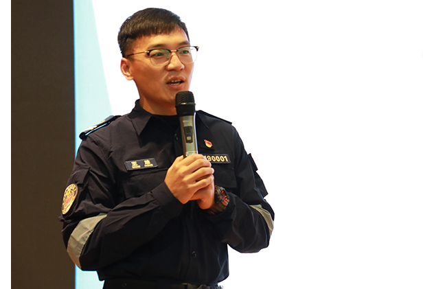 王雄(江蘇省蘇州市吳中區雄峰應急救援隊隊長) 王雄(江蘇省蘇州市吳中區雄峰應急救援隊隊長)