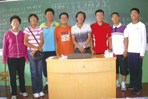 2009年，郭連強老師與當年畢業生合影