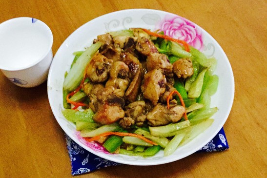 芹菜素雞 芹菜素雞