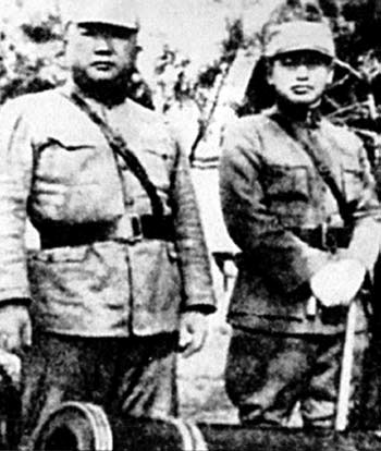 1933年，王以哲（右）與車向忱在古北口