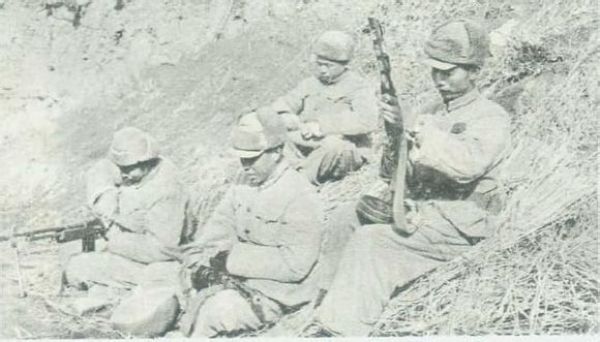 志願軍步兵班中的M1918A2(左下）