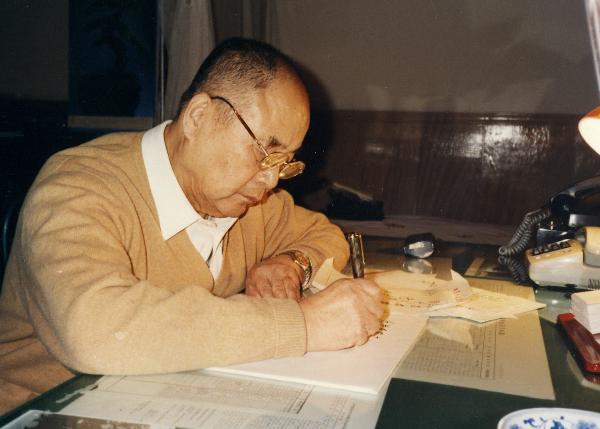 1992年12月，李德生在家中學習