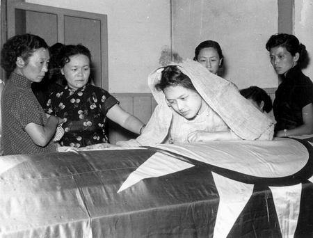 1954年湯恩伯喪禮家屬圍在棺木旁