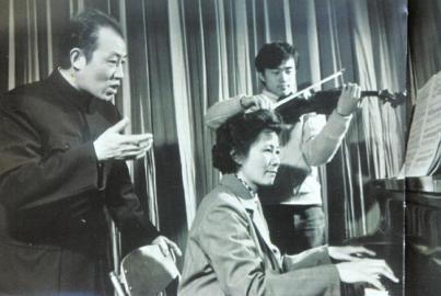 1981年川音舞台上胡惟民指導家庭演奏