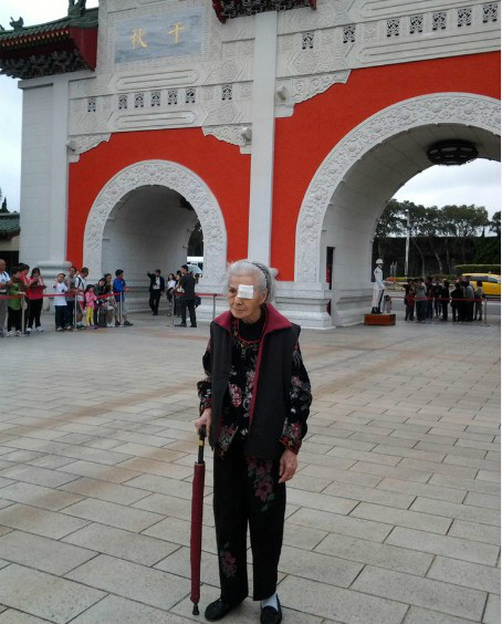 張淑英老人在台灣忠烈祠的牌樓前