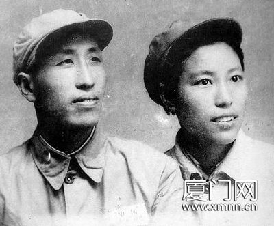 1949年6月進軍福建時，高銳與夫人張青松